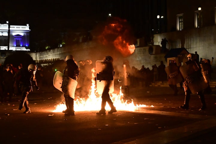 Επεισόδια μετά το τέλος του συλλαλητηρίου στην Αθήνα από Ομοσπονδίες, Εργατικά Κέντρα, Συνδικάτα, Ενώσεις, Σωματεία στο κλείσιμο της συζήτησης στην Βουλή για την πρόταση δυσπιστίας με τις ομιλίες του πρωθυπουργού και των πολιτικών αρχηγών και με αίτημα την απονομή δικαιοσύνης για τα θύματα που έχασαν τη ζωή τους στο σιδηροδρομικό δυστύχημα των Τεμπών, Παρασκευή 7 Μαρτίου 2025.