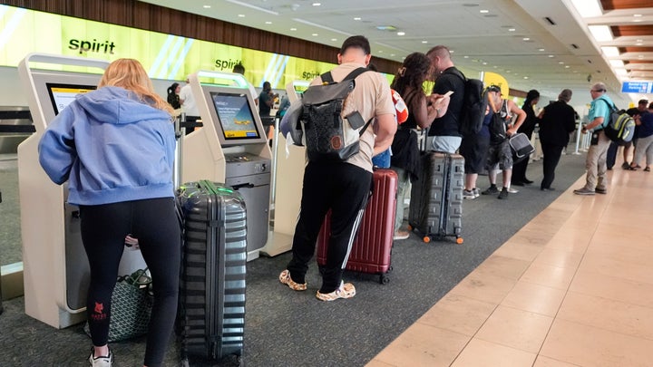 Επιβάτες αεροπορικών εταιρειών κάνουν self check in στο γκισέ της Spirit airlines στο Διεθνές Αεροδρόμιο του Ορλάντο, Τετάρτη 3 Ιουλίου 2024, στο Ορλάντο της Φλόριντα (AP Photo/John Raoux).