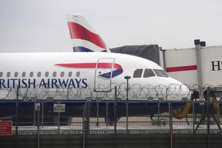 Ένα αεροπλάνο της British Airways είναι σταθμευμένο στον Αεροσταθμό 5, καθώς το αεροδρόμιο Χίθροου της Βρετανίας έκλεισε για όλη την ημέρα την Παρασκευή μετά από πυρκαγιά σε ηλεκτρικό υποσταθμό που έβγαλε εκτός λειτουργίας το ρεύμα, διακόπτοντας τις πτήσεις εκατοντάδων χιλιάδων επιβατών σε έναν από τους μεγαλύτερους ταξιδιωτικούς κόμβους της Ευρώπης στο Λονδίνο, Παρασκευή 21 Μαρτίου 2025 (AP Photo/Kin Cheung).