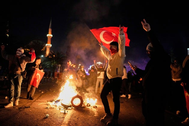 Διαδηλωτές φωνάζουν συνθήματα σε συγκρούσεις με την αστυνομία μετά τη σύλληψη Ιμάμογλου την Παρασκευή (AP Photo/Emrah Gurel)