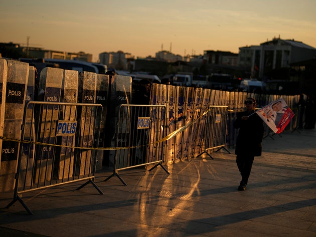 Διαδηλωτής έξω από το δικαστήριο Καγκλαγιάν.