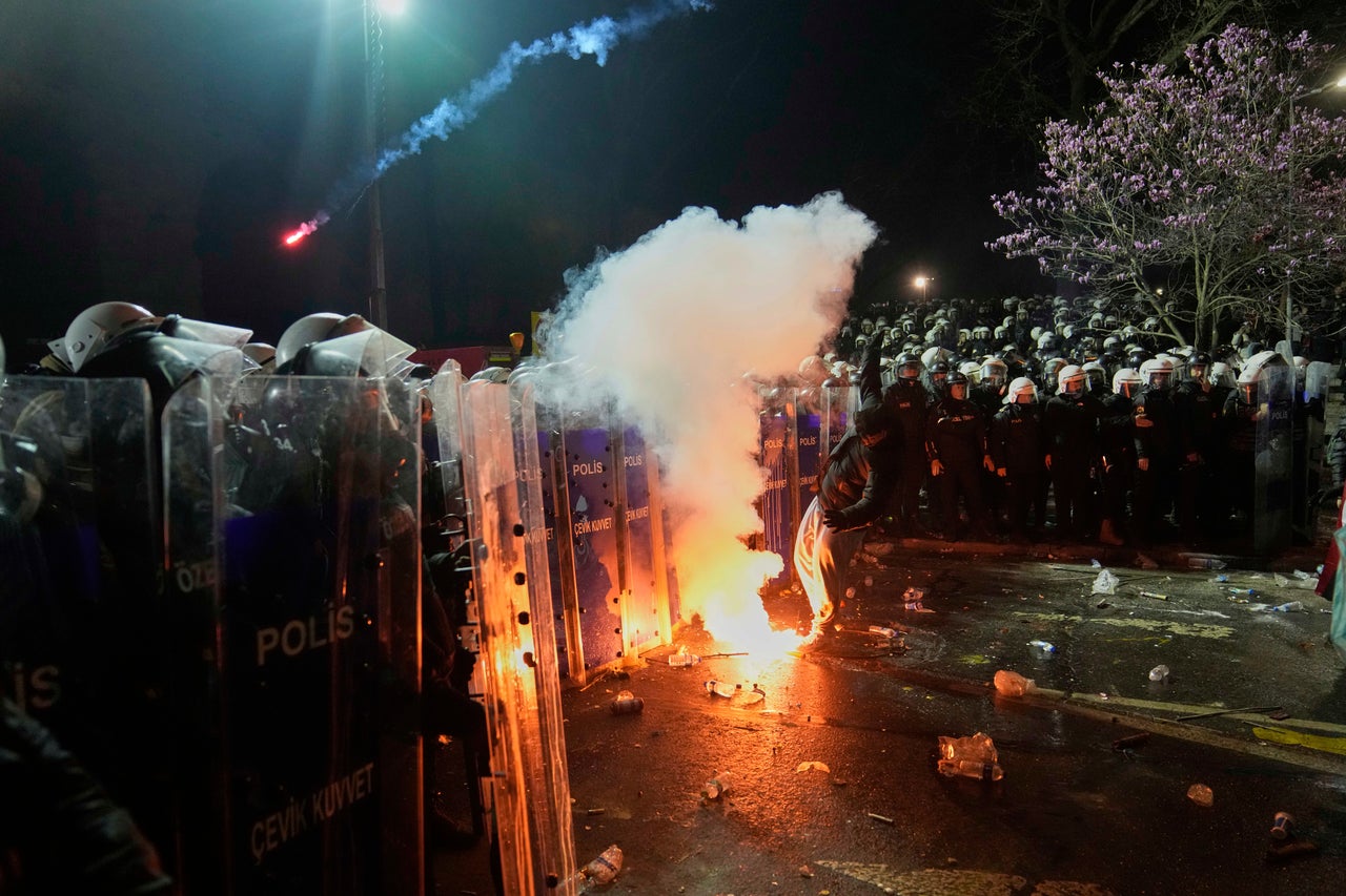 Διαδηλωτές φωνάζουν συνθήματα καθώς διαμαρτύρονται για τη σύλληψη του δημάρχου της Κωνσταντινούπολης Εκρέμ Ιμάμογλου.