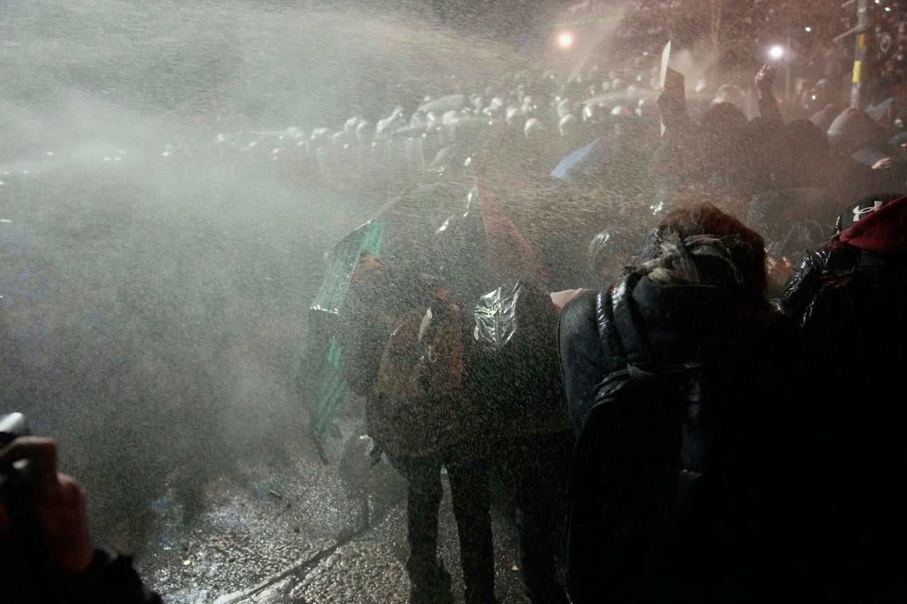 Διαδηλωτές φωνάζουν συνθήματα καθώς διαμαρτύρονται για τη σύλληψη του δημάρχου της Κωνσταντινούπολης Εκρέμ Ιμάμογλου.