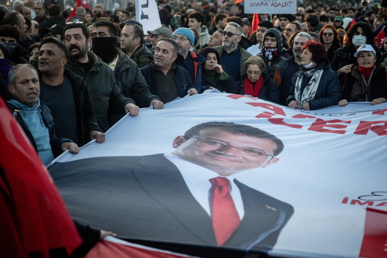 ΙΣΤΑΝΒΟΥΛΗ, ΤΟΥΡΚΙΑ - 22 ΜΑΡΤΙΟΥ: Διαδηλωτές κρατούν ένα μεγάλο πανό υπέρ του συλληφθέντος δημάρχου της Κωνσταντινούπολης Εκρέμ Ιμάμογλου στις 22 Μαρτίου 2025 στην Κωνσταντινούπολη, Τουρκία. (Photo by Chris McGrath/Getty Images)