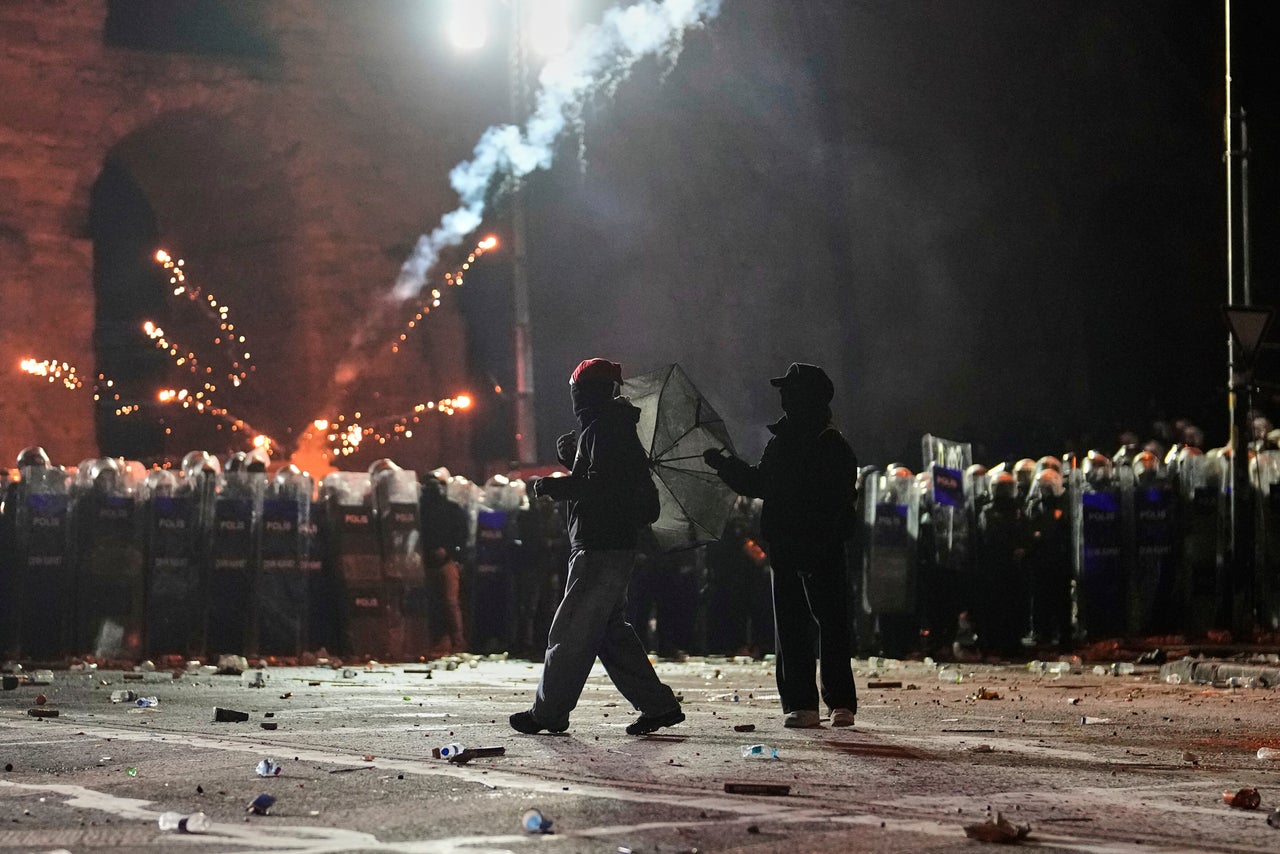 Πυροτεχνήματα που ρίχνουν διαδηλωτές εκρήγνυνται πάνω από αστυνομικούς των ΜΑΤ κατά τη διάρκεια διαμαρτυρίας για τη σύλληψη του δημάρχου της Κωνσταντινούπολης Εκρέμ Ιμάμογλου, στην Κωνσταντινούπολη, Τουρκία, Σάββατο 22 Μαρτίου 2025. (AP Photo/Khalil Hamra)