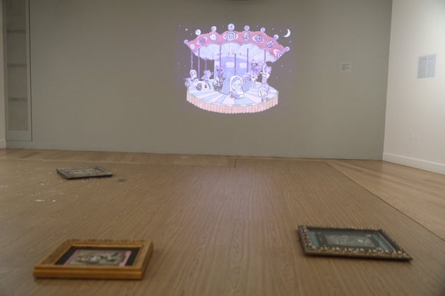 Τα βανδαλισμένα έργα της έκθεσης Η Σαγήνη του Αλλόκοτου στο πάτωμα της Εθνικής Πινακοθήκης πριν απομακρυνθούν