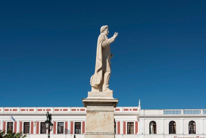 Άγαλμα του Διονυσίου Σολωμού στην πλατεία Πλατεία Σολωμού, πόλη της Ζακύνθου, Ελλάδα. (Φωτογραφία: Education Images/Universal Images Group μέσω Getty Images)