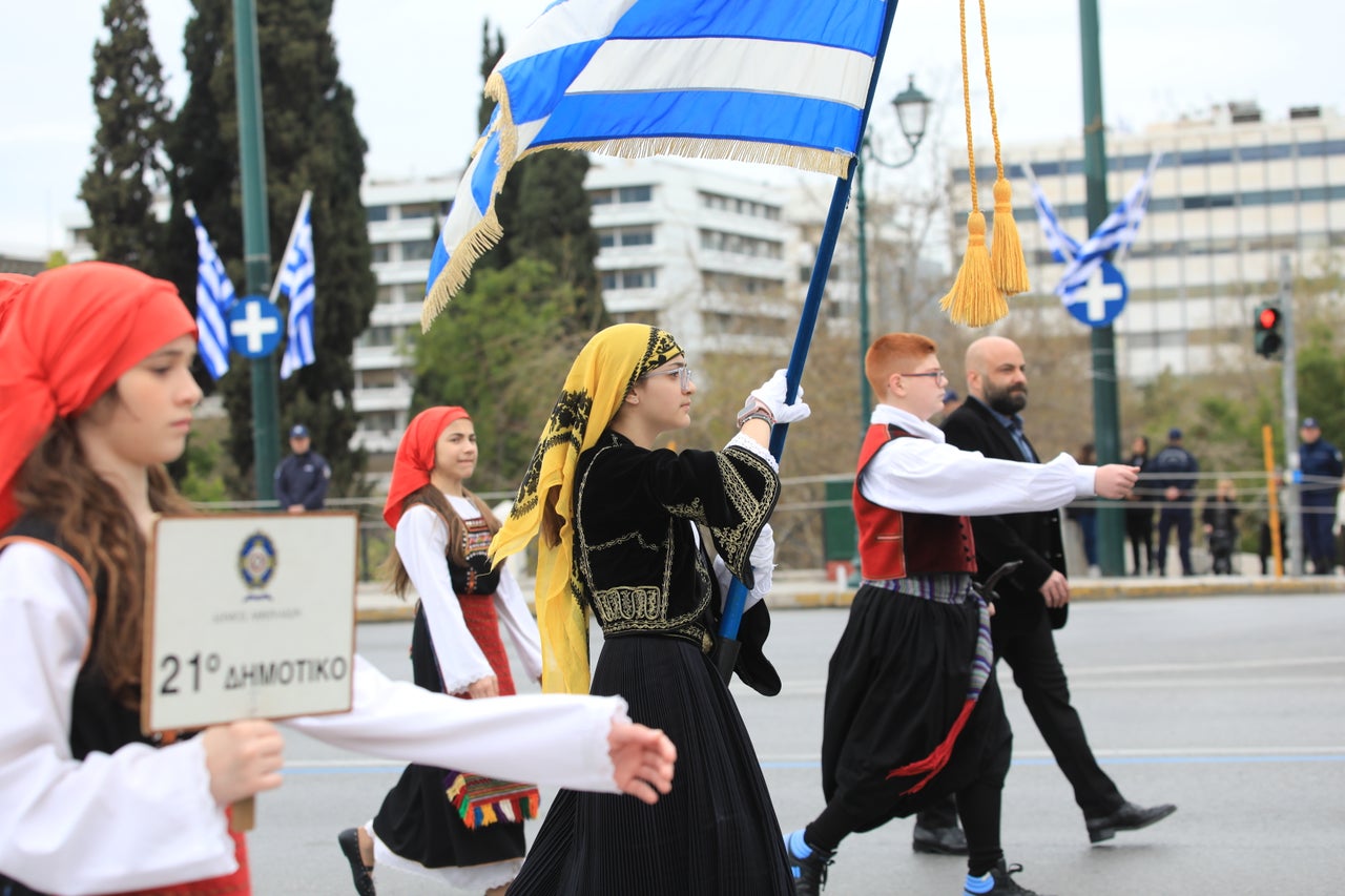 Μαθητές και μαθήτριες στην παρέλαση της 25ης Μαρτίου στο κέντρο της Αθήνας