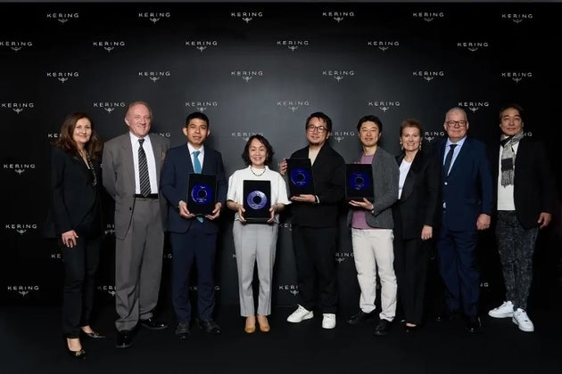 （左から）ラファエラ・コルナッジャさん（ケリング ボーテCEO）、フランソワ＝アンリ・ピノーさん（ケリング会長兼CEO）、酒井雅士さん（マイクロバイオファクトリー代表取締役）、酒井里奈さん（ファーメンステーション代表取締役）、小田康太郎さん（アルガルバイオ 事業開発グループチームリーダー）、亀井潤さん（アンフィコCEO）、マリー＝クレール・ダヴーさん（ケリング チーフ・サステナビリティ・オフィサー兼渉外担当責任者）、ティエリ・マルティさん（ケリング ノース&サウスイースト・アジアパシフィック プレジデント）、梅澤高明さん（CIC Japan会長）