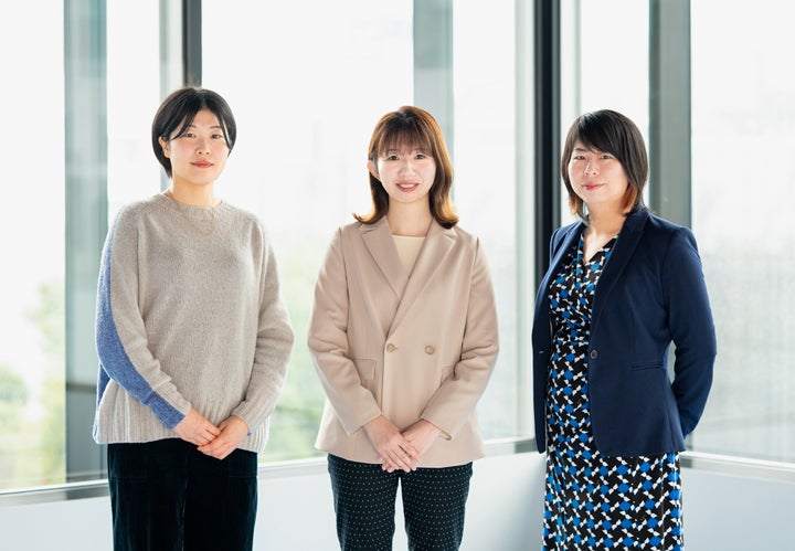 (左から)NHKエデュケーショナル・プロデューサーの岡崎文さん、三井住友海上火災保険・CXマーケティング戦略部の髙橋ゆずさん、泉谷由梨子・ハフポスト日本版編集長