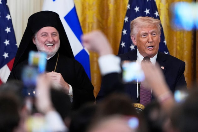 O αρχιεπίσκοπος Ελπιδοφόρος και ο πρόεδρος των ΗΠΑ Ντόναλντ Τραμπ στην εκδήλωση στον Λευκό Οίκο για την εθνική εορτή της 25ης Μαρτίου (24 Μαρτίόυ 2025)