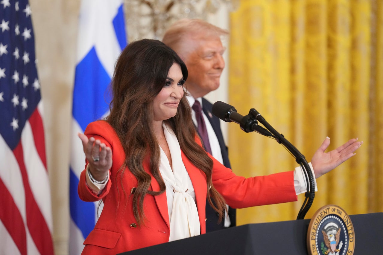 Η Kimberly Guilfoyle μιλάει ενώ ο πρόεδρος Donald Trump παρακολουθεί στη δεξίωση για τον εορτασμό της Ημέρας της Ελληνικής Ανεξαρτησίας στο Ανατολικό Δωμάτιο του Λευκού Οίκου, Δευτέρα 24 Μαρτίου 2025, στην Ουάσιγκτον. (AP Photo/Jacquelyn Martin)