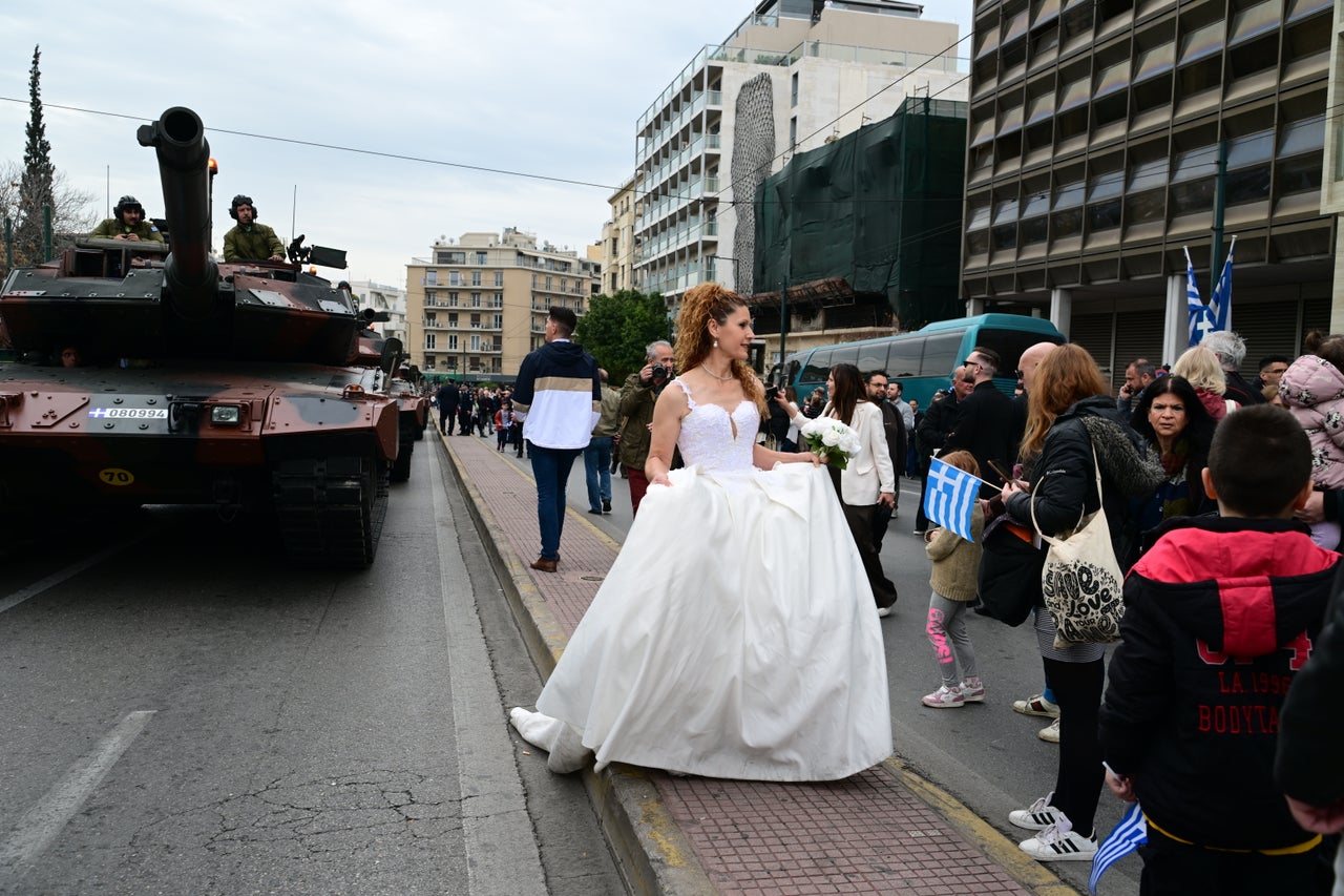 Γυναίκα ντύθηκε νύφη και κατέβησε στο κέντρο της Αθήνας για τη στρατιωτική παρέλαση