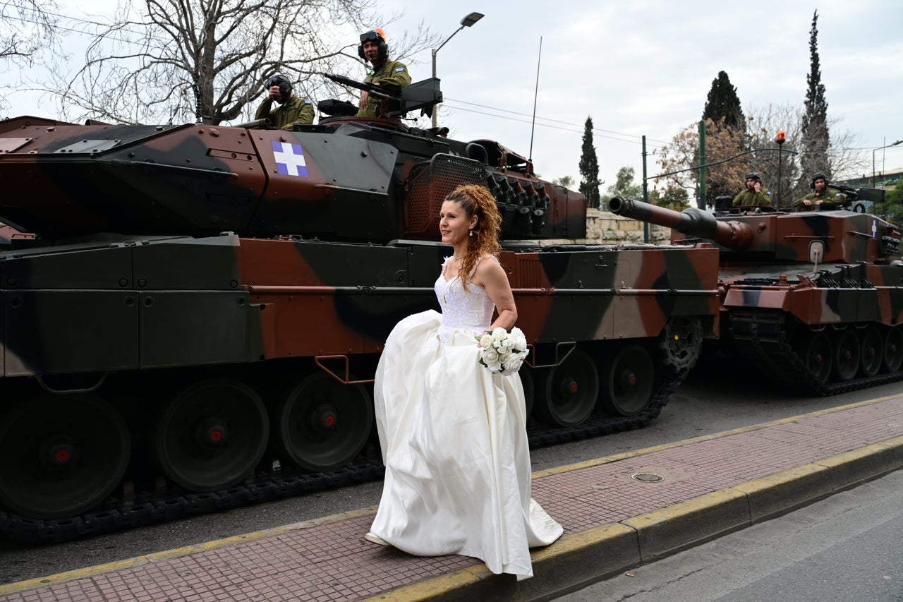 Γυναίκα ντύθηκε νύφη και κατέβησε στο κέντρο της Αθήνας για τη στρατιωτική παρέλαση