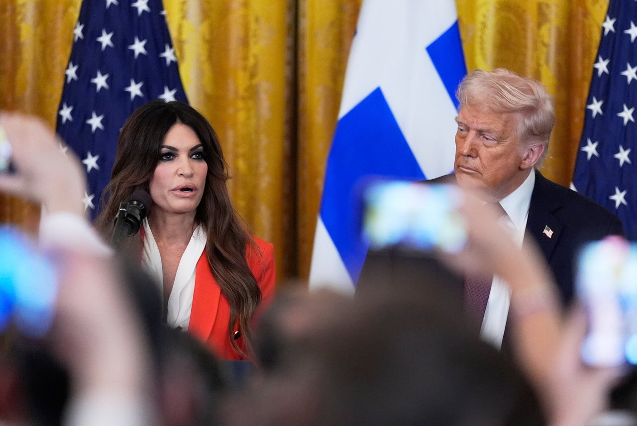 Η Kimberly Guilfoyle μιλάει ενώ ο πρόεδρος Donald Trump παρακολουθεί στη δεξίωση για τον εορτασμό της Ημέρας της Ελληνικής Ανεξαρτησίας στο Ανατολικό Δωμάτιο του Λευκού Οίκου, Δευτέρα 24 Μαρτίου 2025, στην Ουάσιγκτον. (AP Photo/Mark Schiefelbein)