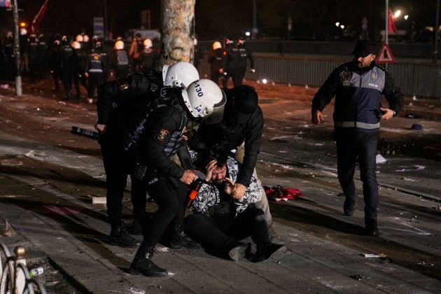 Σύλληψη άνδρα διαδηλωτή στην Κωνσταντινούπολη (24 Μαρτίου 2025) 