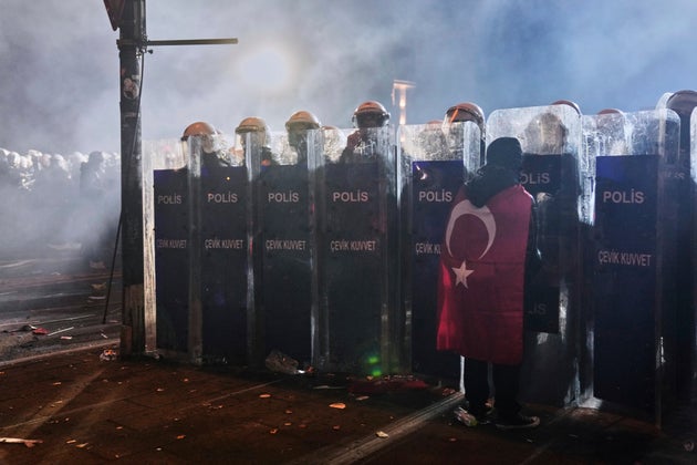 Διαδηλωτής αντιπαρατίθεται φραστικά σε μέλη μονάδων αποκατάστασης τάξης στην Κωνσταντινούπολη (24 Μαρτίου 2025) 