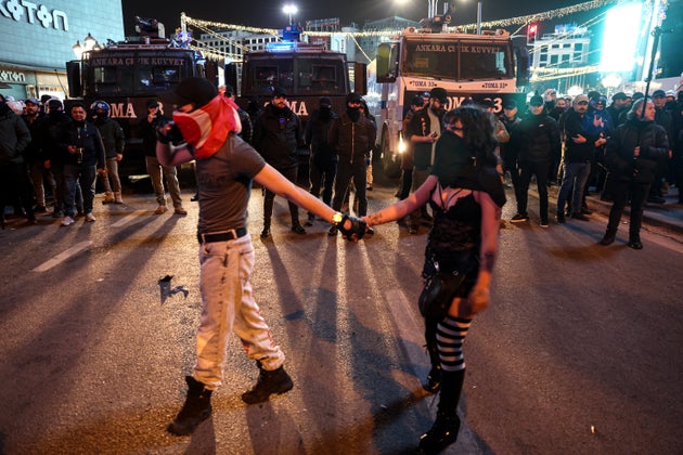 Ζευγάρι διαδηλωτών σε διαδήλωση στην Άγκυρα (24 Μαρτίου 2025) a images via Getty Images)