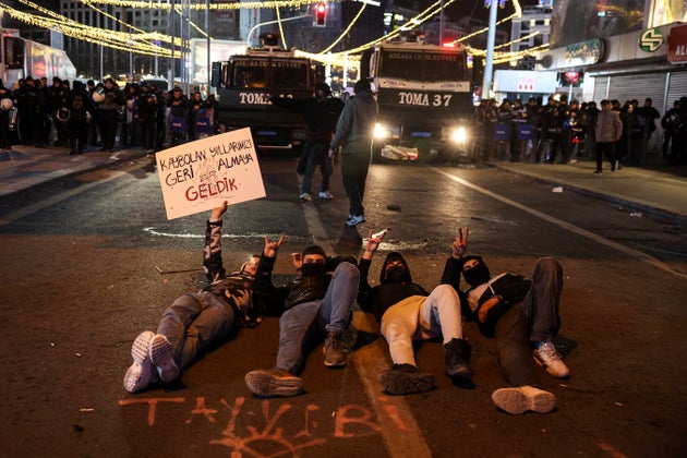 Διαδηλωτές ξαπλωμένοι μπροστά από κλούβες της αστυνομίας στην Αγκυρα (24 Μαρτίου 2025) 