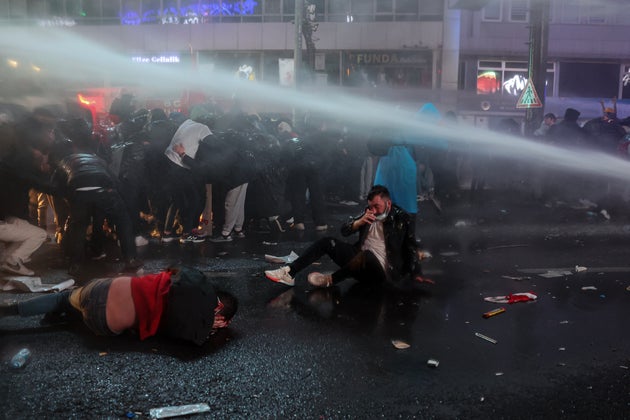 Διαδηλωτές που διαμαρτύρονται για την προφυλάκιση του Ιμάμογλου δέχονται επίθεση απο την αστυνομία (Αγκυρα 24 Μαρτίου 2025) 