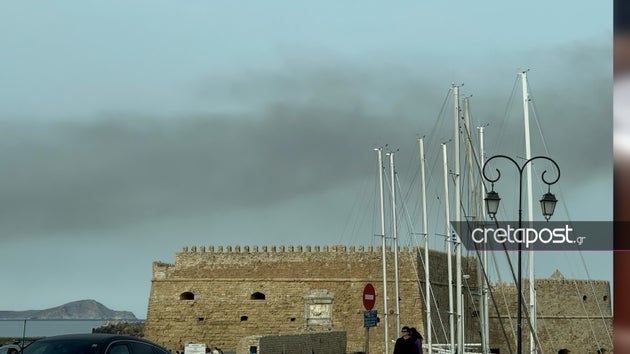 Οι καπνοί από την πυρκαγιά στην ΒΙΠΕ Ηρακλείου