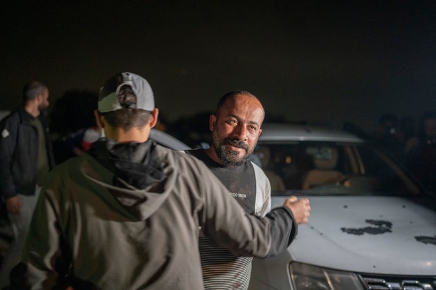 イスラエル軍から解放され、家族や友人らに迎えられるハムダーン・バラールさん＝2025年3月25日