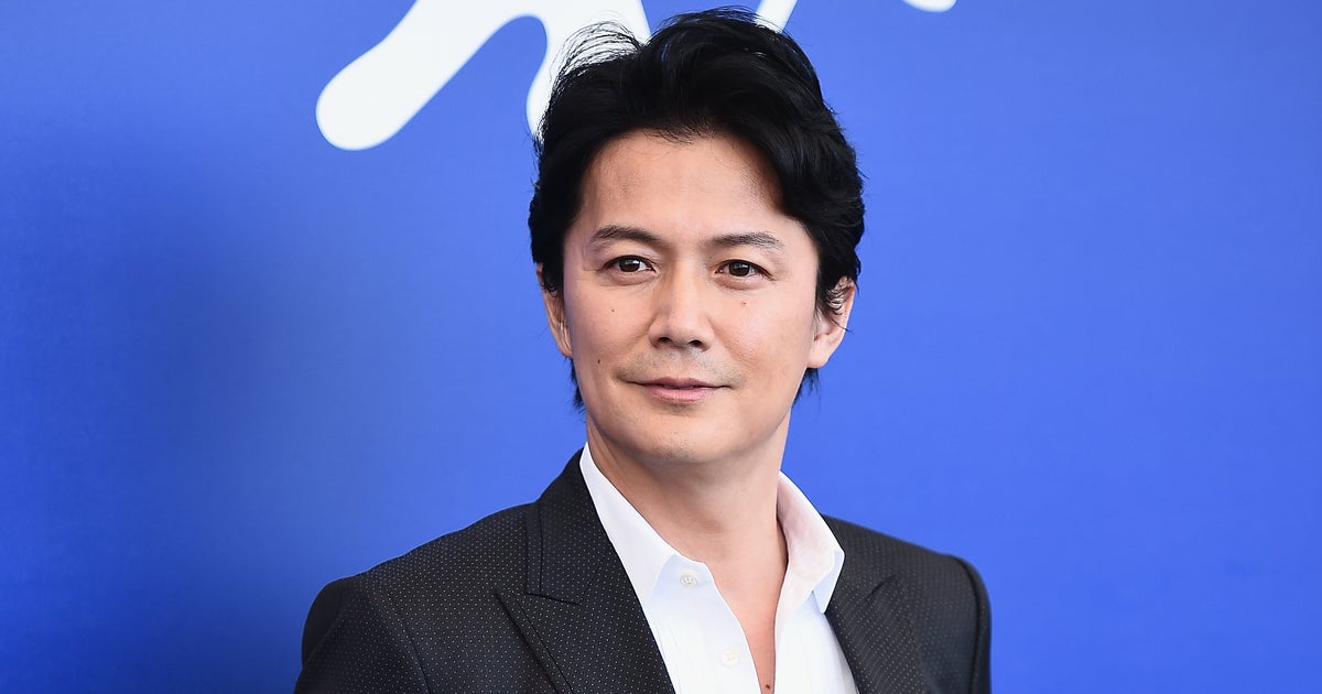 福山雅治、一般人に紛れ込んだ自撮りを投稿⇨手ブレショットも「さすがの配慮」「なぜバレないの」と反響