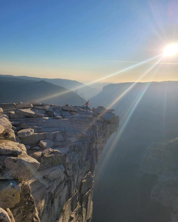 El autor además de Half Dome en California.
