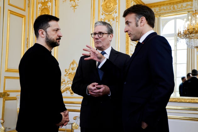 Ο πρόεδρος της Ουκρανίας Volodymyr Zelenskyy, αριστερά, ο Γάλλος πρόεδρος Emmanuel Macron, δεξιά, και ο πρωθυπουργός της Βρετανίας Keir Starmer μιλούν κατά τη διάρκεια τριμερούς συνάντησης στο περιθώριο της συνόδου κορυφής για τον 