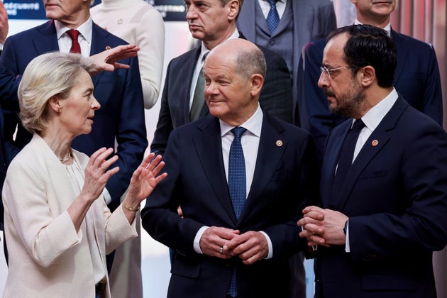 Η πρόεδρος της Ευρωπαϊκής Επιτροπής Ursula Von der Leyen συνομιλεί με τον Γερμανό καγκελάριο Olaf Scholz, στο κέντρο, και τον πρόεδρο της Κύπρου Νίκο Χριστοδουλίδη, δεξιά, πριν ποζάρουν για μια οικογενειακή φωτογραφία πριν ποζάρουν για μια οικογενειακή φωτογραφία στο πλαίσιο της λεγόμενης συνόδου κορυφής του Συνασπισμού των προθύμων στο Μέγαρο των Ηλυσίων, Πέμπτη 27 Μαρτίου 2025 στο Παρίσι. (Ludovic Marin, Pool μέσω AP)