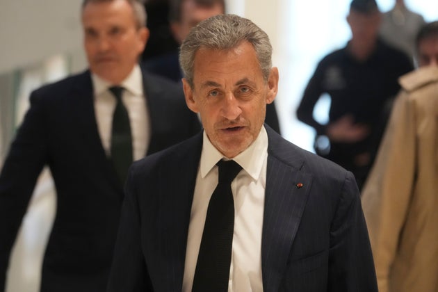 ΑΡΧΕΙΟ - Ο πρώην πρόεδρος της Γαλλίας Νικολά Σαρκοζί καταφθάνει καθώς δικάζεται για τη φερόμενη παράνομη χρηματοδότηση της προεκλογικής του εκστρατείας το 2007 από την κυβέρνηση του εκλιπόντος ηγέτη της Λιβύης Μουαμάρ Καντάφι, Δευτέρα 6 Ιανουαρίου 2025 στο Παρίσι. (AP Photo/Thibault Camus, File)