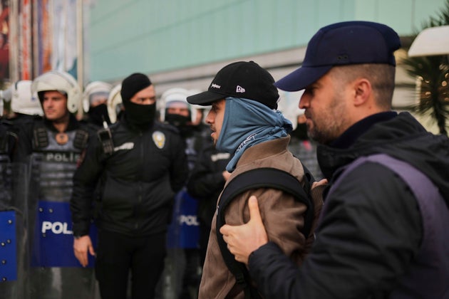 Ένας άνδρας συλλαμβάνεται από την αστυνομία κατά τη διάρκεια διαμαρτυρίας που κάλεσαν φοιτητές στην Κωνσταντινούπολη, Τουρκία, Πέμπτη 27 Μαρτίου 2025, μετά τη σύλληψη και φυλάκιση του δημάρχου της Κωνσταντινούπολης Εκρέμ Ιμάμογλου. (AP Photo/Francisco Seco)