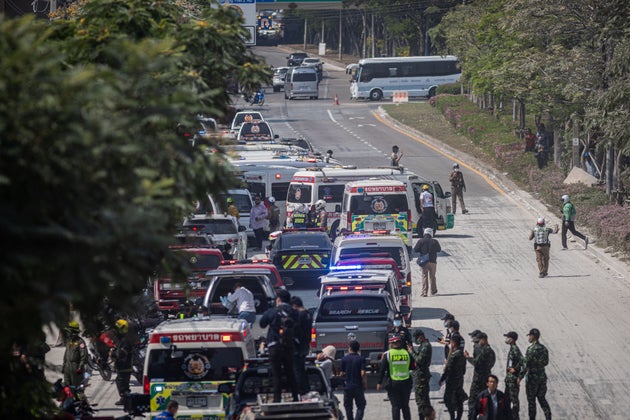 Μπανγκόκ, Ταϊλάνδη - 28 Μαρτίου: Άνθρωποι κλαίνε δίπλα σε ένα κτίριο που κατέρρευσε κοντά στην αγορά Chatuchak μετά από σεισμό στις 28 Μαρτίου 2025 στην Μπανγκόκ της Ταϊλάνδης. Ένας ισχυρός σεισμός μεγέθους 7,7 βαθμών έπληξε τη Μιανμάρ στις 28 Μαρτίου 2025, προκαλώντας ισχυρές δονήσεις που έγιναν αισθητές στην Μπανγκόκ, όπου κτίρια κατέρρευσαν και χιλιάδες άνθρωποι βγήκαν στους δρόμους. (Photo by Lauren DeCicca/Getty Images)