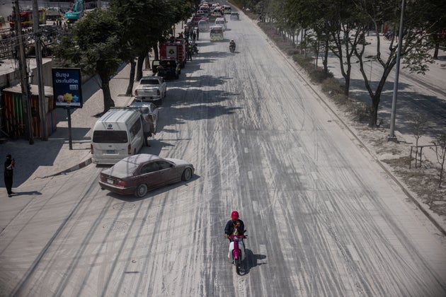 Μπανγκόκ, Ταϊλάνδη - 28 Μαρτίου: Ένα άνδρας οδηγεί μοτοσικλέτα κατά μήκος ενός καλυμμένου με σκόνη δρόμου δίπλα σε οικοδομή που κατέρρευσε στην περιοχή Chatuchak στις 28 Μαρτίου 2025 στην Μπανγκόκ της Ταϊλάνδης. (Photo by Lauren DeCicca/Getty Images)