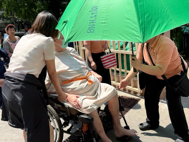 28 Μαρτίου 2025, Ταϊλάνδη, Μπανγκόκ: Διασώστες φροντίζουν μια γυναίκα σε αναπηρικό καροτσάκι σε έναν δρόμο στο κέντρο της πόλης. Photo: Carola Frentzen/dpa (Photo by Carola Frentzen/picture alliance via Getty Images)