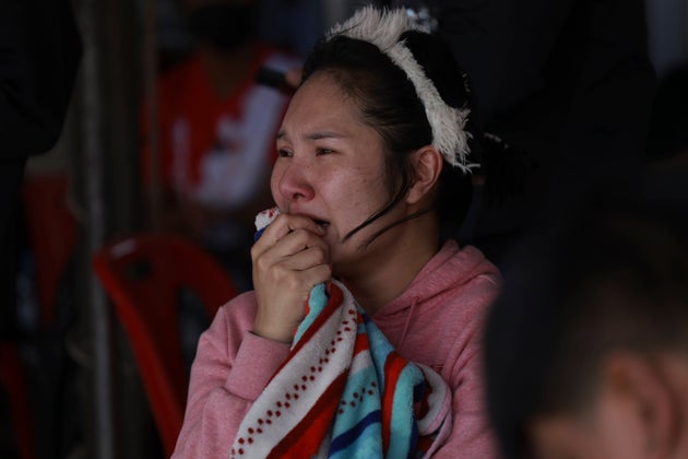 Γυναίκα κλαίει καθώς παρακολουθεί την επιχείρηση ανάσυρσης εγκλωβισμένων εργατών από τα συντρίμμια του υπό ανέγερση ουρανοξύστη στην Μπανγκόκ στην Ταϊλάνδη (28 Μαρτίου 2025)