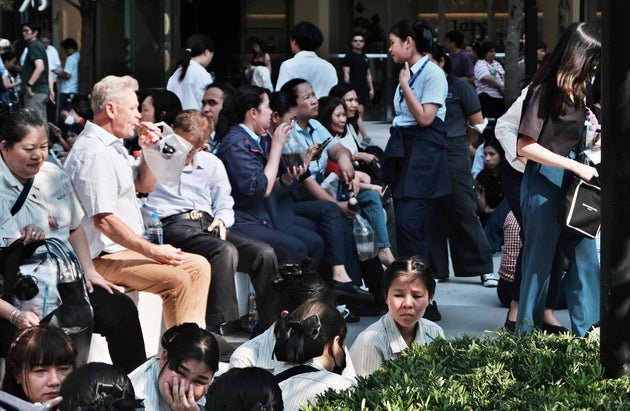 Πολίτες στους δρόμους της Μπανγκόκ της Ταϊλάνδη μετά τον ισχυρό σεισμό