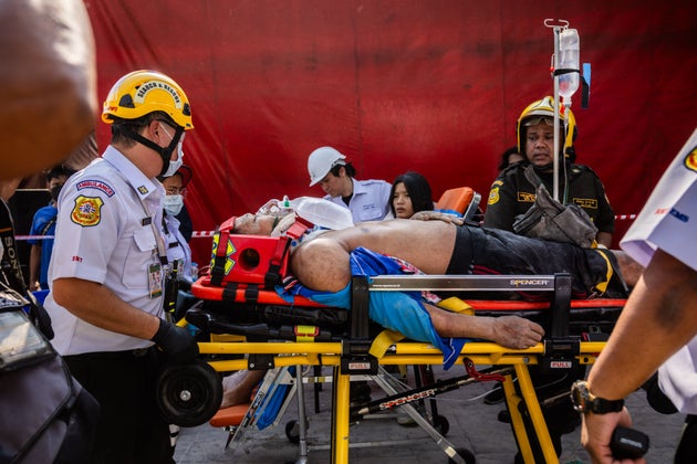 Μεταφορά τραυματία εργάτη που ανασύρθηκε ζωντανός από τα συντρίμμια του υπό ανέγερση ουρανοξύστη στην Μπανγκόκ στην Ταϊλάνδη (28 Μαρτίου 2025)