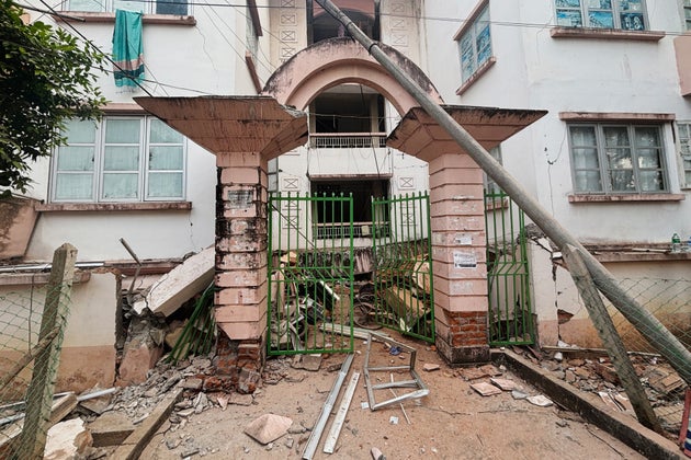 Κατεστραμμένο κτίριο μετά τον σεισμό την Παρασκευή, 28 Μαρτίου 2025, στο Naypyitaw της Μιανμάρ. (AP Photo/Aung Shine Oo)