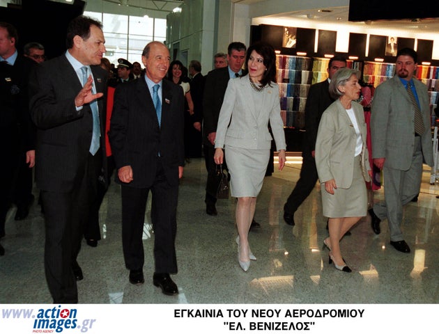 Εγκαίνια του αεροδρομίου παρουσία των τότε αρμόδιου υπουργού, Κ.Λαλιώτη, του πρωθυπουργού Κ.Σημίτη και της προέδρου της Οργανωτικής Επιτροπής των Ολυμπιακών Αγώνων του 2004 στην Αθήνα Γ.Αγγελοπούλου-Δασκαλάκη