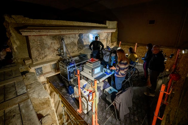 Αρχαιολογικός χώρος των Αιγών. Πρόσοψη Τάφου Φιλίππου Β’. Εξέταση της τοιχογραφίας με μη-καταστροφικές μεθόδους διάγνωσης (MAXRF, XRD) από την ομάδα του εργαστηρίου XRAYlab, ISPC/CNR της Catania, και του ΙΠΣΦ «Δημόκριτος»