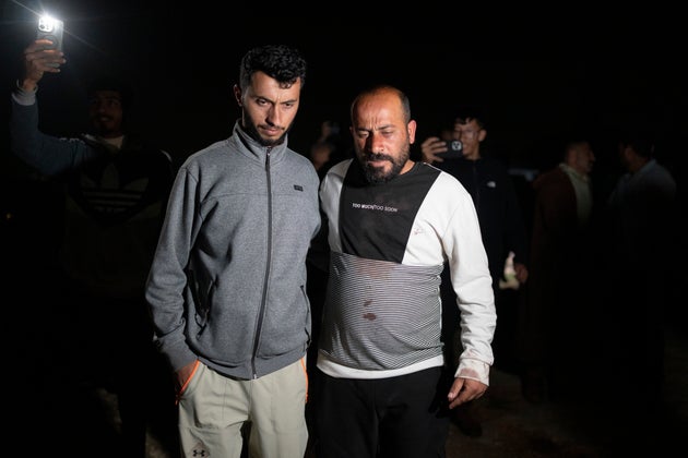 （右）イスラエル軍に拘束された後に解放されたバラールさん（2025年3月25日）