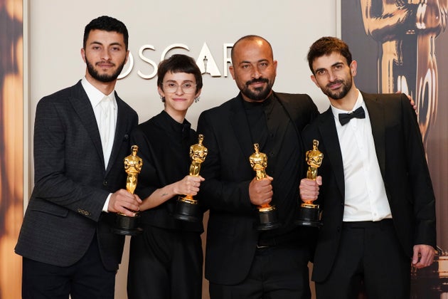 （左から）アカデミー賞で長編ドキュメンタリー賞を受賞したバーセル・アドラーさん、ラヘル・ショールさん、ハムダン・バラールさん、ユヴァル・アブラハムさん（2025年3月2日）