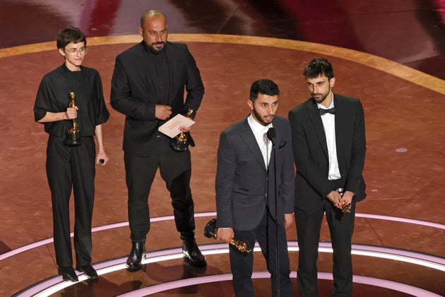 （左から）アカデミー賞長編ドキュメンタリー賞を受賞した『ノー・アザー・ランド 故郷は他にない』のラヘル・ショール監督、ハムダン・バラール監督、バーセル・アドラー監督、ユヴァル・アブラハム監督（2025年3月2日）