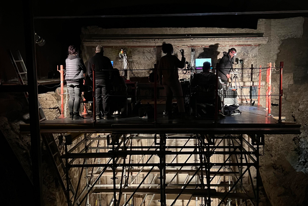 Αρχαιολογικός χώρος των Αιγών. Πρόσοψη Τάφου Φιλίππου Β’. Εξέταση της τοιχογραφίας με μη-καταστροφικές μεθόδους διάγνωσης (MAXRF, XRD) από την ομάδα του εργαστηρίου XRAYlab, ISPC/CNR της Catania, και του ΙΠΣΦ «Δημόκριτος».