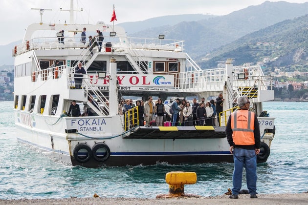 Ένα από τα σκάφη που απέπλευσε από το Αϊβαλί φτάνει στο λιμάνι της Λέσβου