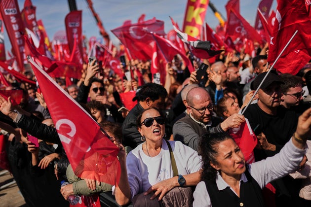 Χιλιάδες Τούρκοι ανταποκρίθηκαν στο κάλεσμα του CHP και κατέβηκαν στους δρόμους, διαμαρτυρόμενοι για την σύλληψη του πρώην Δημάρχου Κωνσταντινούπολης, Εκρέμ Ιμάμογλου