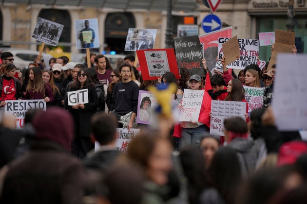 Χιλιάδες Τούρκοι ανταποκρίθηκαν στο κάλεσμα του CHP και κατέβηκαν στους δρόμους, διαμαρτυρόμενοι για την σύλληψη του πρώην Δημάρχου Κωνσταντινούπολης, Εκρέμ Ιμάμογλου