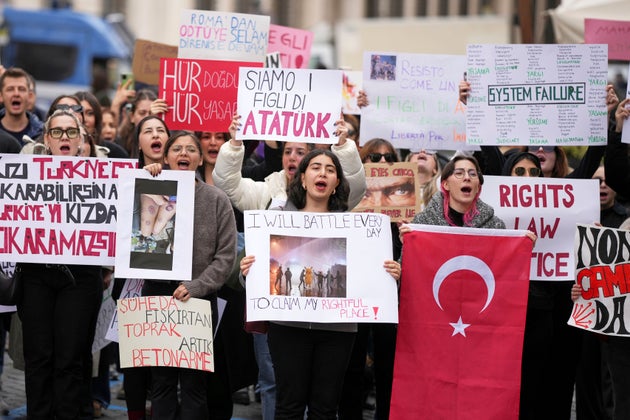 Χιλιάδες Τούρκοι ανταποκρίθηκαν στο κάλεσμα του CHP και κατέβηκαν στους δρόμους, διαμαρτυρόμενοι για την σύλληψη του πρώην Δημάρχου Κωνσταντινούπολης, Εκρέμ Ιμάμογλου