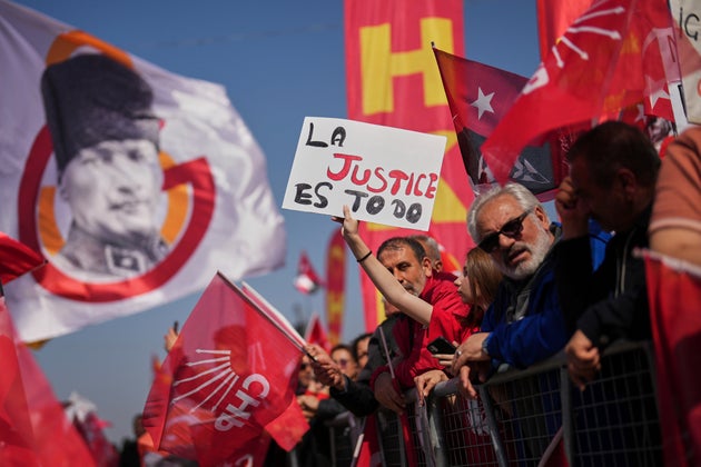 Χιλιάδες Τούρκοι ανταποκρίθηκαν στο κάλεσμα του CHP και κατέβηκαν στους δρόμους, διαμαρτυρόμενοι για την σύλληψη του πρώην Δημάρχου Κωνσταντινούπολης, Εκρέμ Ιμάμογλου